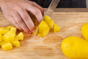 Kartoffeln in mundgerechte Stücke schneiden