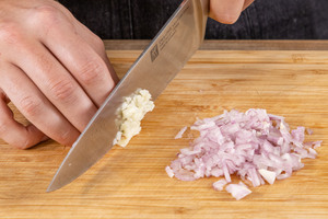 Zwiebel und Knoblauch klein schneiden