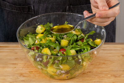 Öl zum mediterranen Kartoffelsalat geben