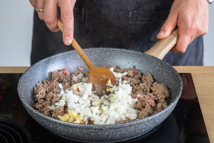 Chili, Zwiebel & Knoblauch zum Hackfleisch geben