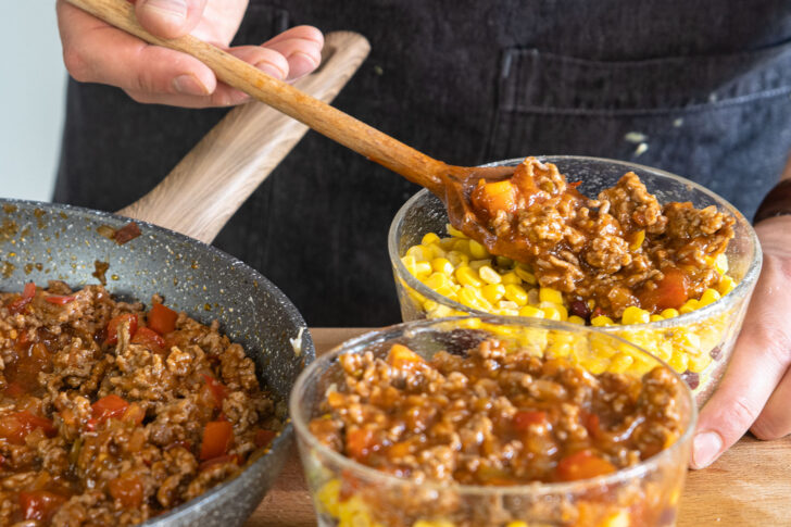 Hackfleischpfanne auf den Schichtsalat geben