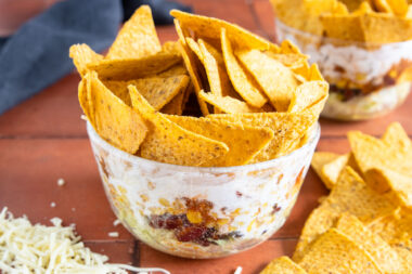 Mexikanischer Schichtsalat mit Taccos