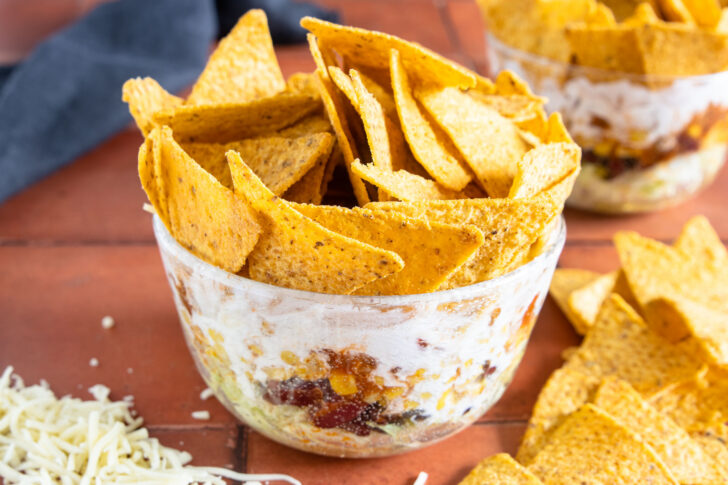 Mexikanischer Schichtsalat mit Taccos