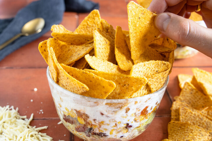 Mexikanischer Schichtsalat mit Tacos