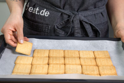 Butterkekse auf Backblech verteilen
