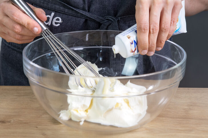 Frischkäse und Milchmädchen verrühren