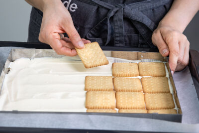 Butterkekse auf Milchmädchencreme schichten