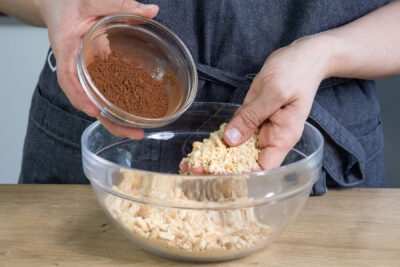 aus Butterkekse und Kakao Streusel herstellen