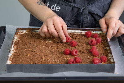 Milchmädchenkuchen mit Beeren dekorieren