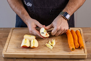 Apfel schneiden und entkernen