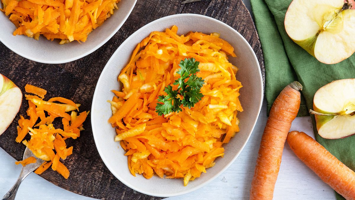 Möhrensalat mit Apfel | Rezept - eat.de