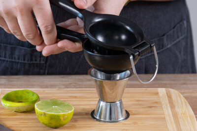 Limettensaft auspressen