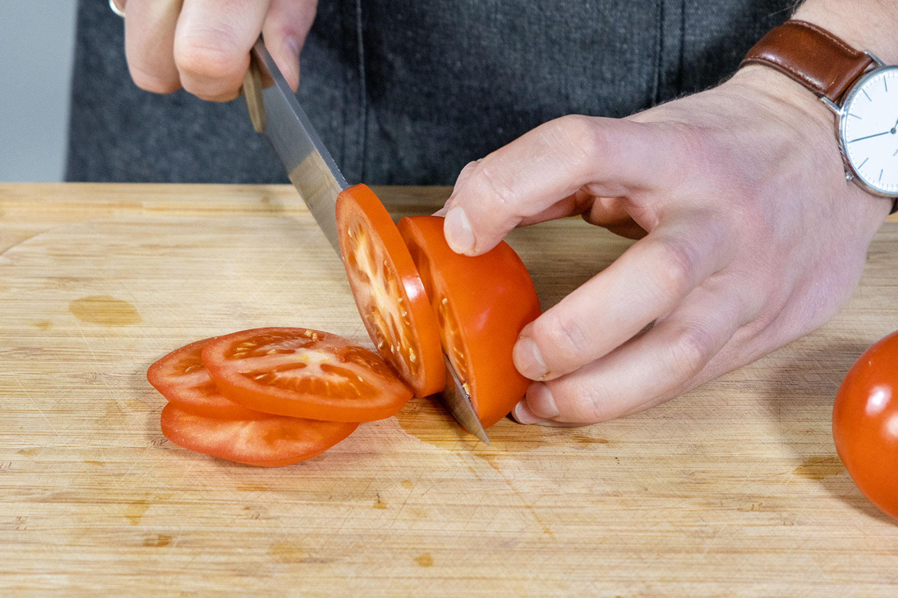 Tomate in Scheiben schneiden