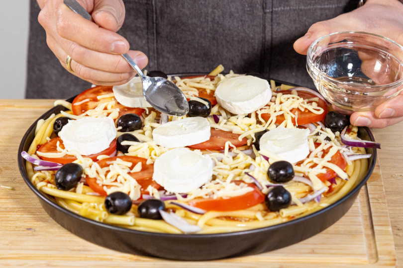 Nudelpizza fertig belegen und backen