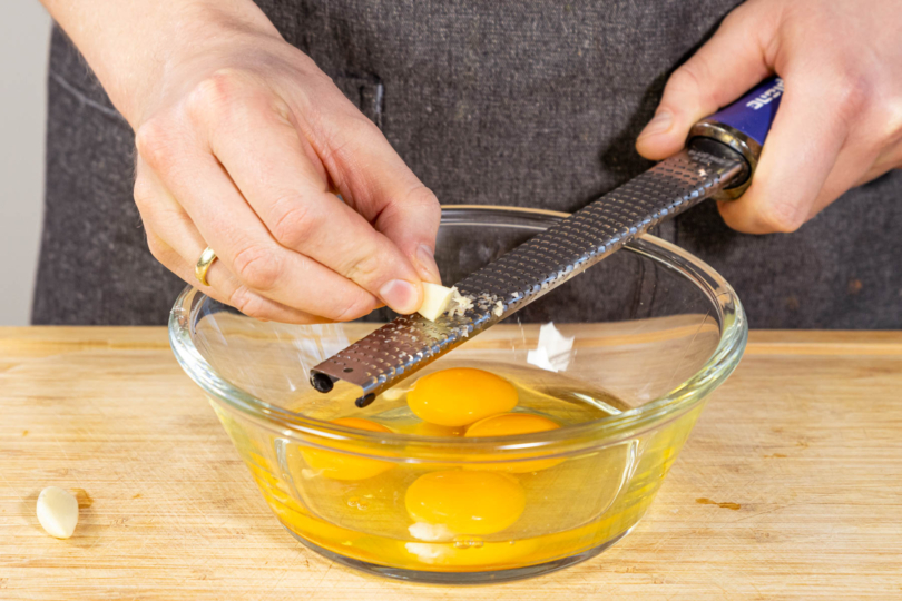 Knoblauch zum Ei reiben