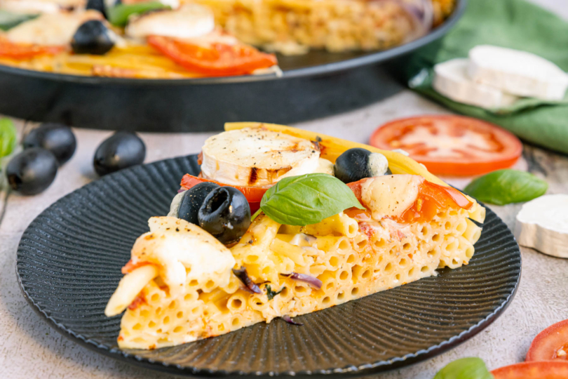 Ein Stück Nudelpizza