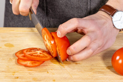 Tomaten in Scheiben schneiden