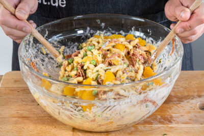 Nudelsalat mit Mandarinen und Erbsen gut vermischen