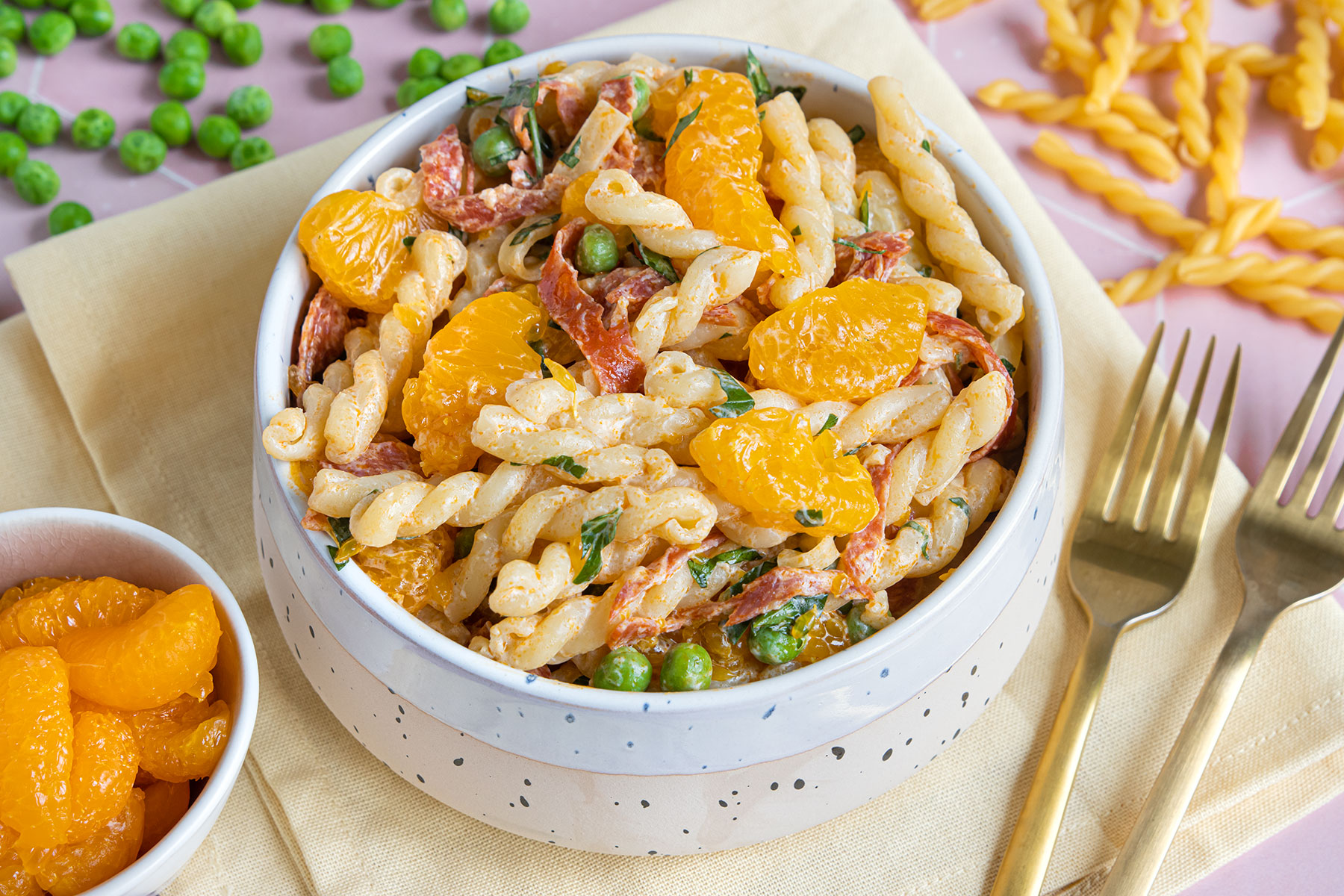 Nudelsalat mit Mandarinen und Erbsen
