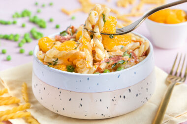 Nudelsalat mit Mandarinen und Erbsen