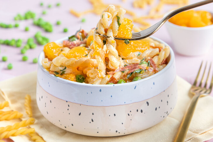 Nudelsalat mit Mandarinen und Erbsen