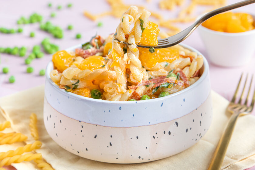 Nudelsalat mit Mandarinen und Erbsen