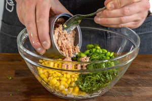 Thunfisch zum Nudelsalat geben