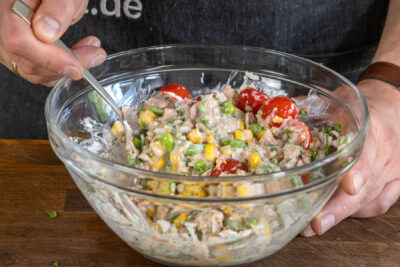 Salat mit Thunfisch umrühren