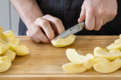 Äpfel in dünne Spalten schneiden