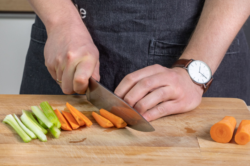 Sellerie und Karotten schneiden