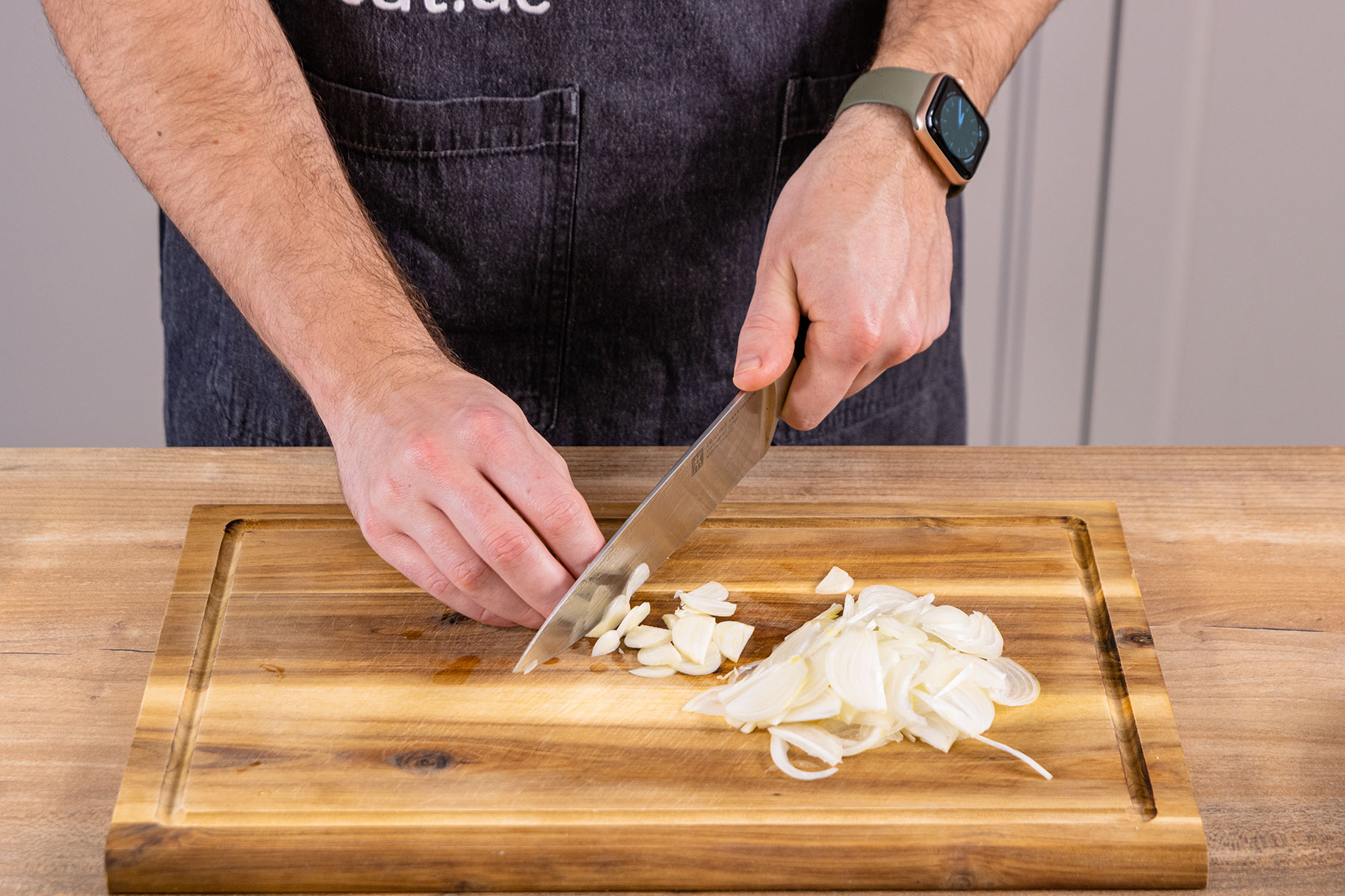 Knoblauch und Zwiebel schneiden