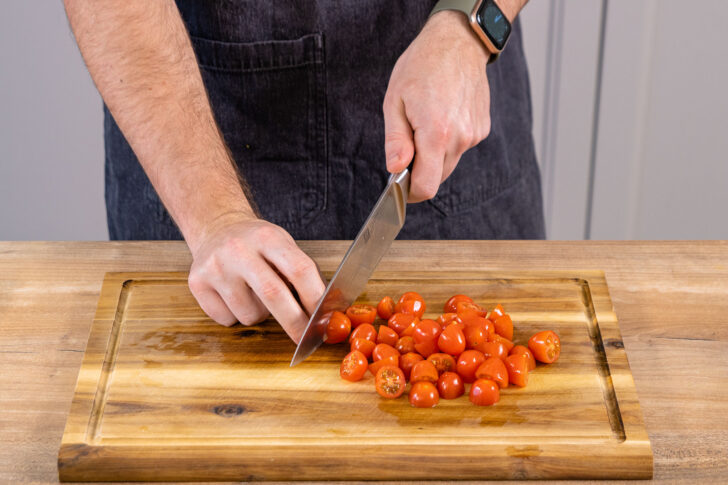 Kirschtomaten halbieren