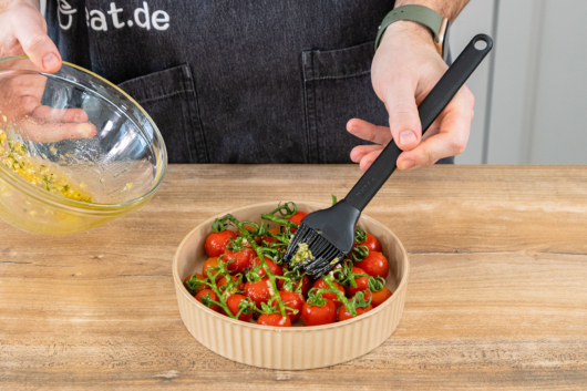 Ofentomaten mit der Marinade bestreichen