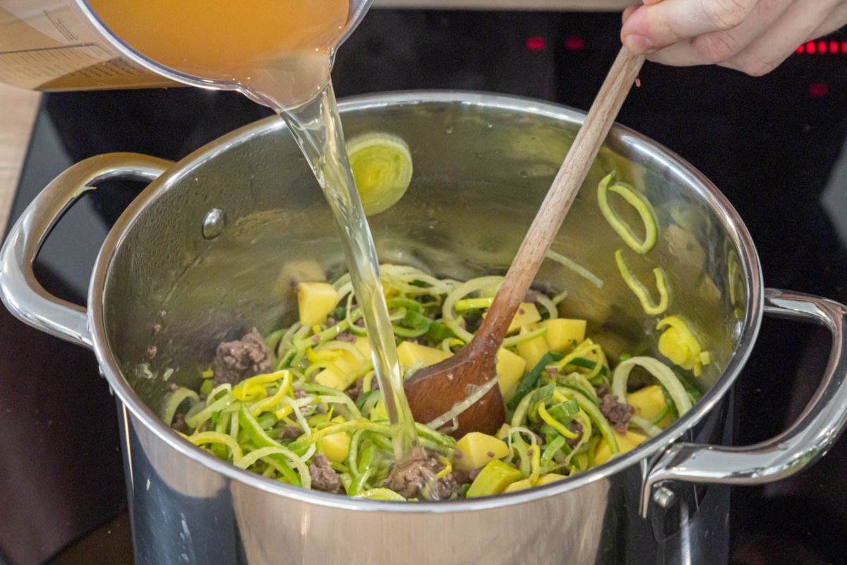Omas Käsesuppe mit Lauch | Rezept - eat.de