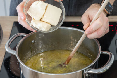 Schmelzkäse zur Suppe geben