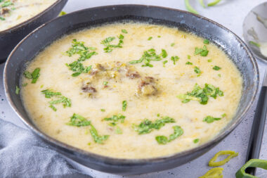 Omas Käsesuppe mit Lauch