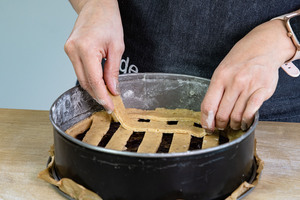Streifen auf Kuchen legen