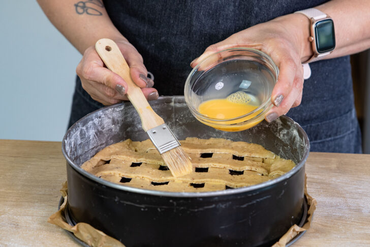 Teiggitter der Linzer Torte bestreichen