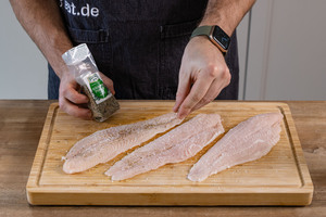 Pangasiusfilet mit Kräutern der Provence würzen