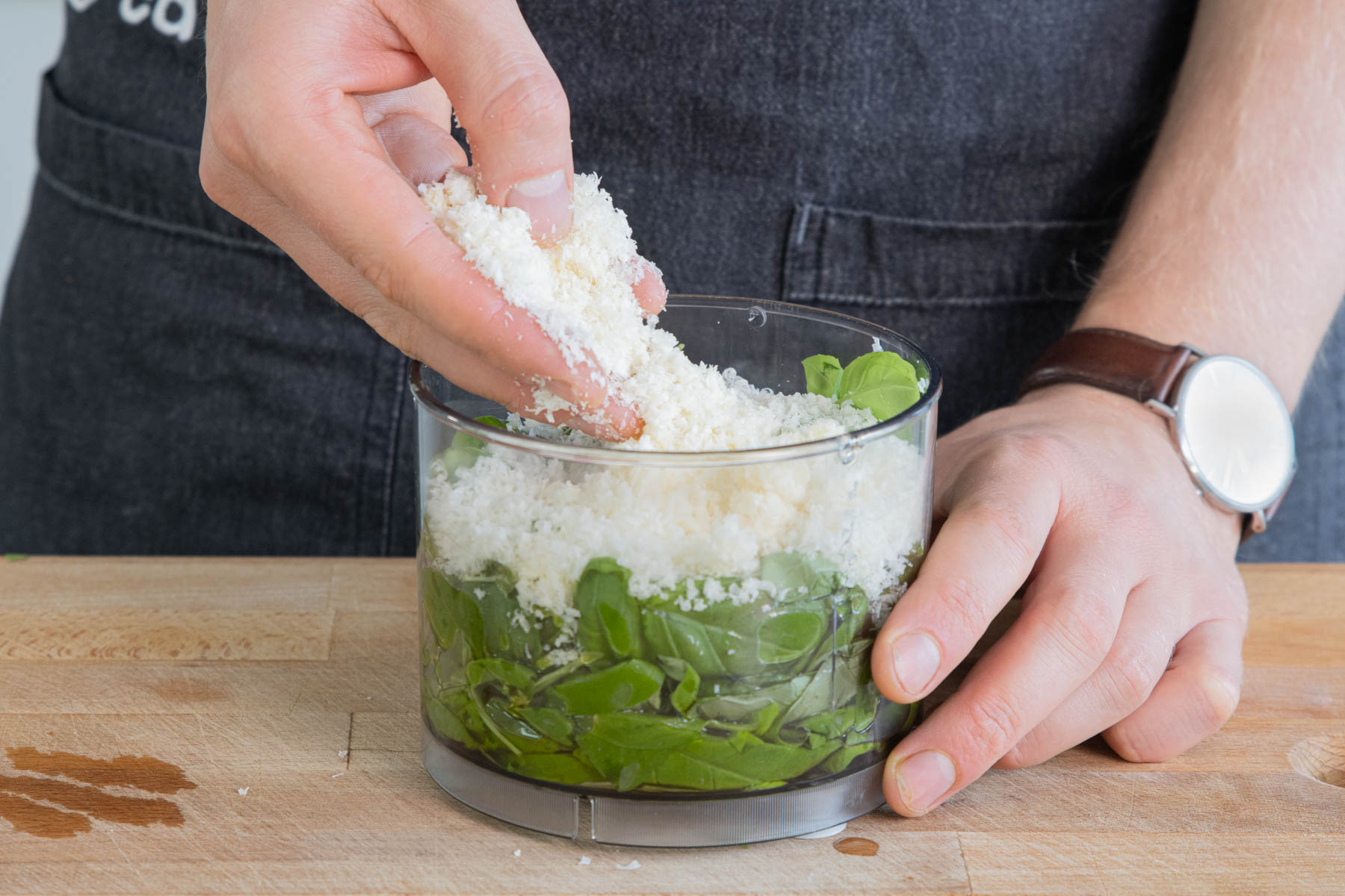 Parmesan dazugeben und das Pesto pürieren