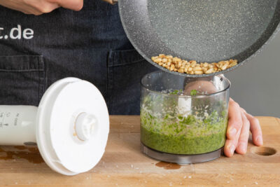 Pinienkerne zum Pesto alla Genovese dazugeben