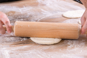 Hefeteig ausrollen