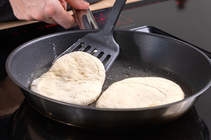 Pfannenbrot mit Hefe in die Pfanne geben