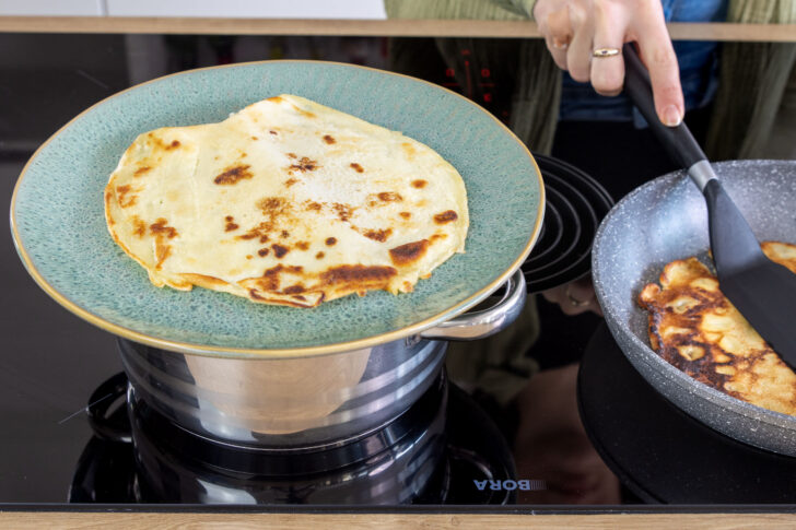 Pfannkuchen über dem Wasserdampf warmhalten