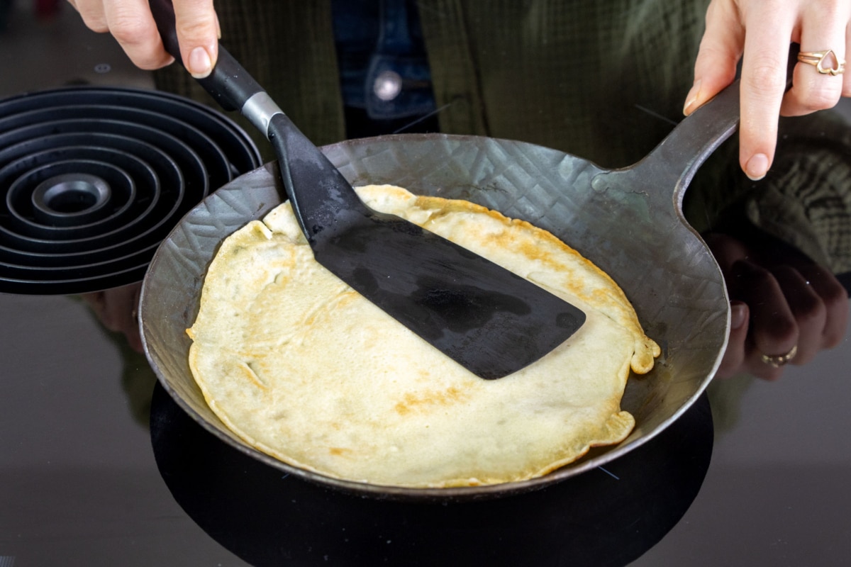 In welcher Pfanne gelingen Pfannkuchen perfekt? - eat.de