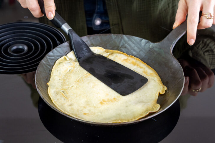 Gusseiserne Pfanne für Pfannkuchen