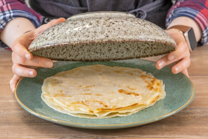 Pfannkuchen mit Teller abdecken