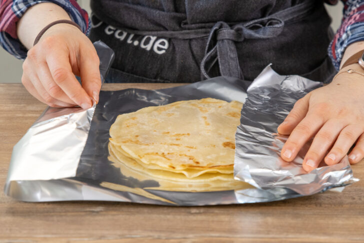 Pfannkuchen in Alufolie einpacken zum Warmhalten
