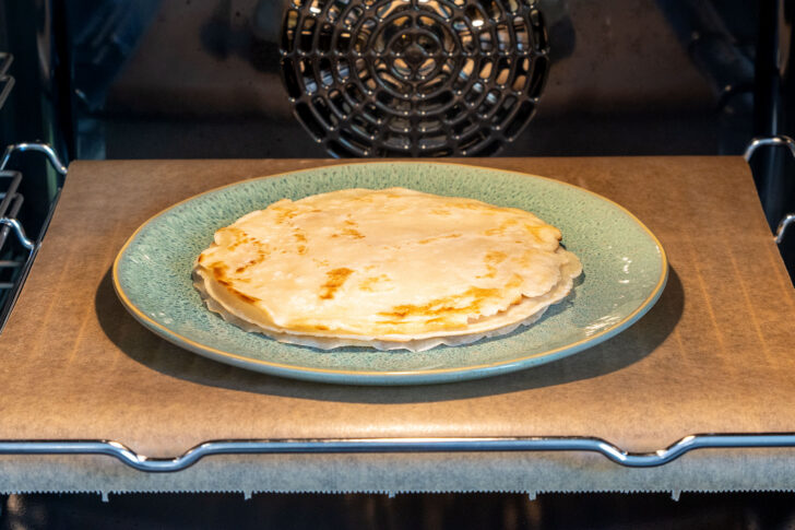 Ofenhitze zum Warmhalten der Pfannkuchen nutzen