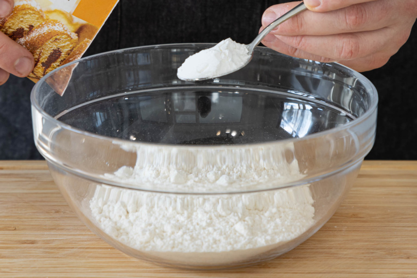 Mehl, Backpulver, Zucker und Salz mischen